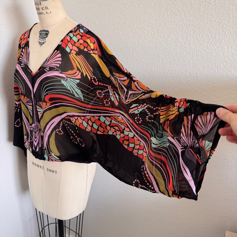 Free People - Size M Black Multi Art Deco Print Top Batwing Sleeve Elastic Hem - Picture 5 of 10